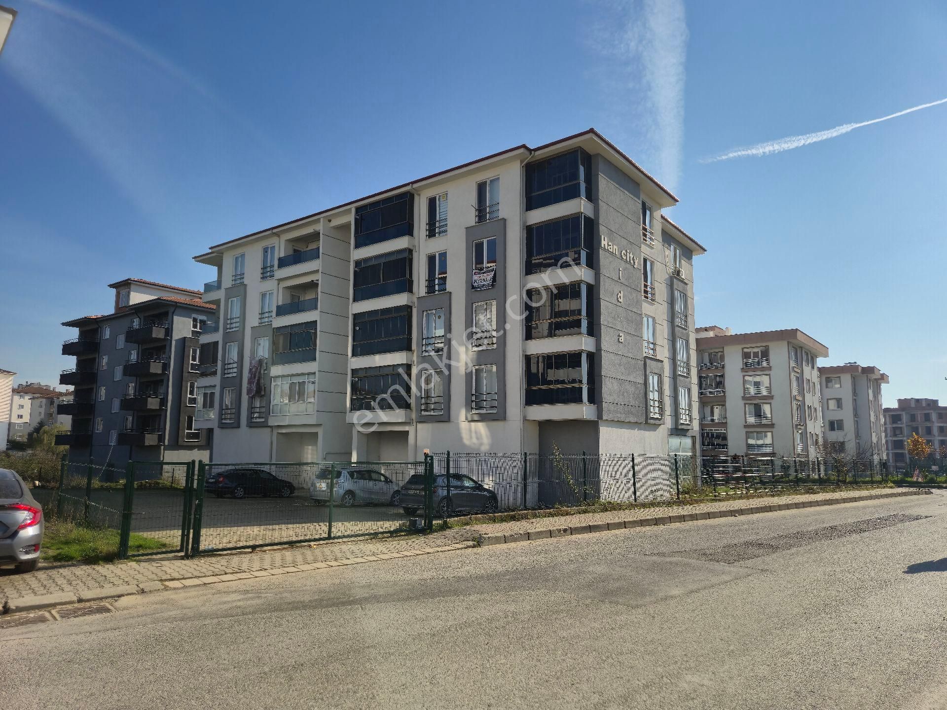 Realty World'dan Adapazarı Korucukta 110m2 2 Balkonlu Arakat 3+1