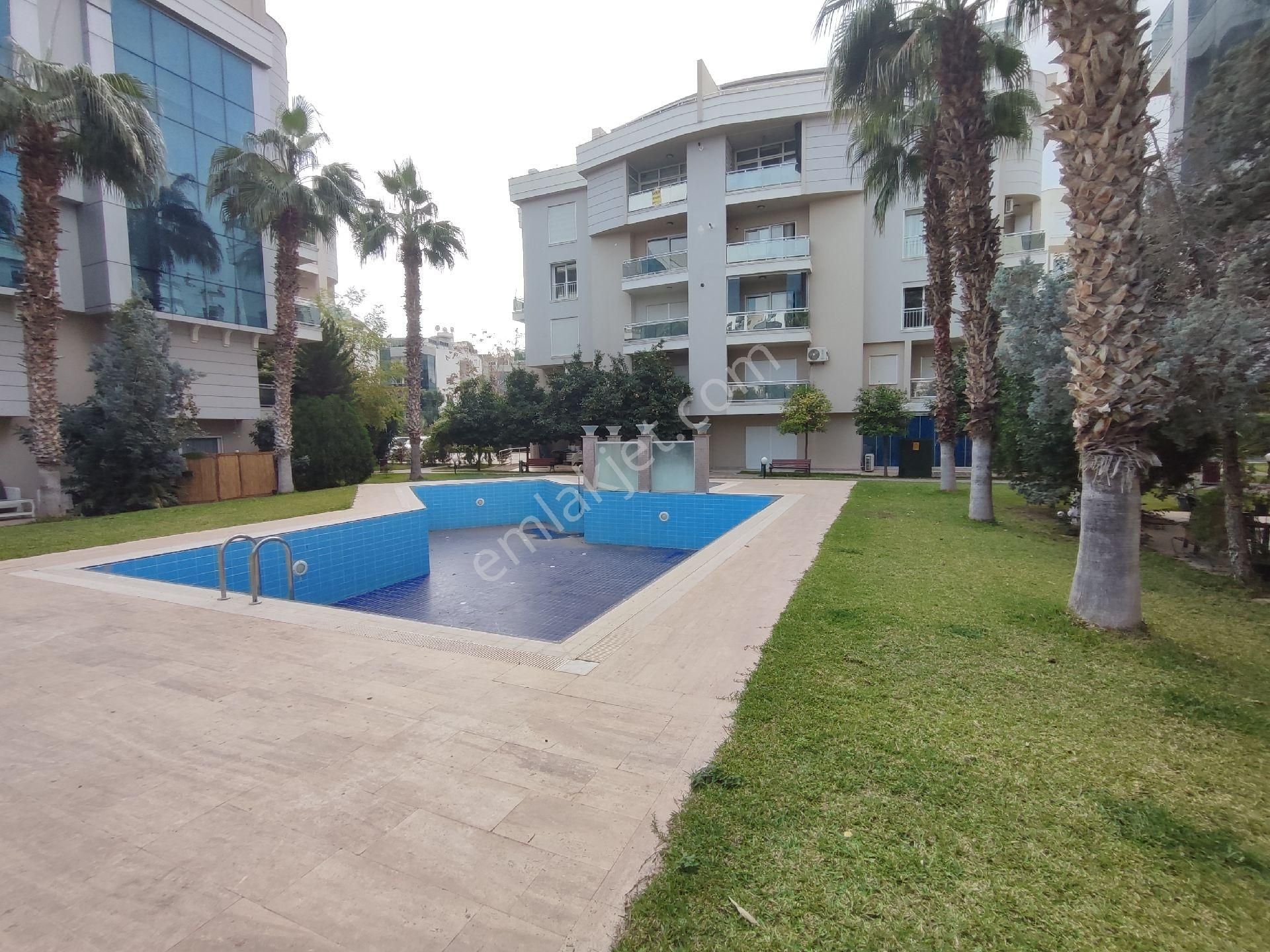 Konyaaltı Liman Mahallesi'nde Havuzlu Sitede Lüks Eşyalı 2+1 Bahçe Katı Daire - Görsel 11