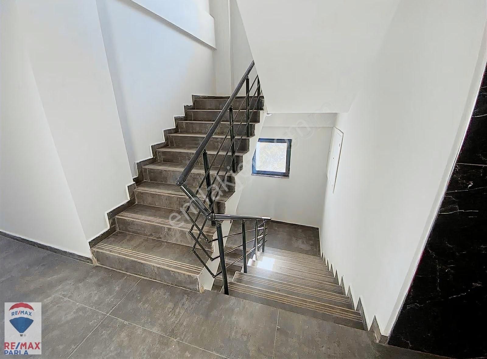 Körfez'de Deniz Manzaralı 1+1 Daire Fırsatı - Görsel 9