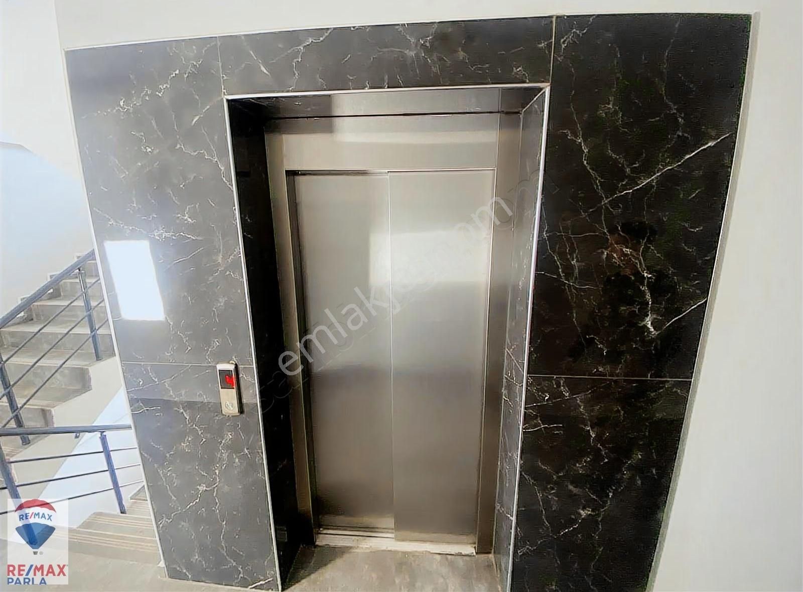 Körfez'de Deniz Manzaralı 1+1 Daire Fırsatı - Görsel 12