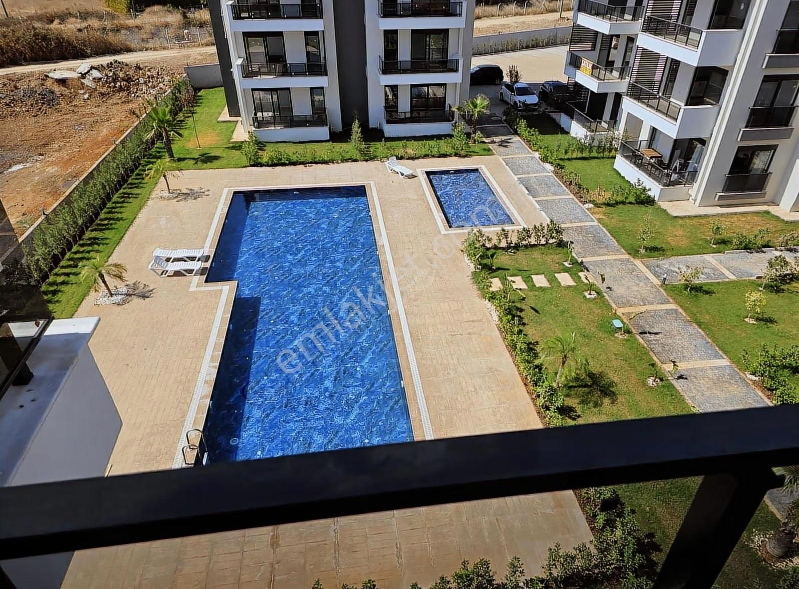 Ara Katta / Havuz Manzaralı 1+1 / Etrafı Asla Kapanmaz