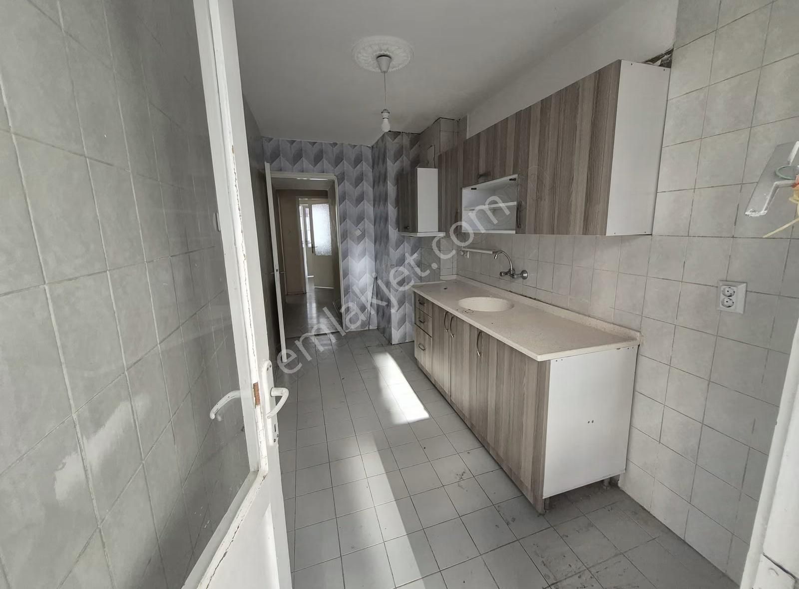 Bornova Erzenede Satılık 3+1 Boş Daire Merkezi Konumda - Görsel 4