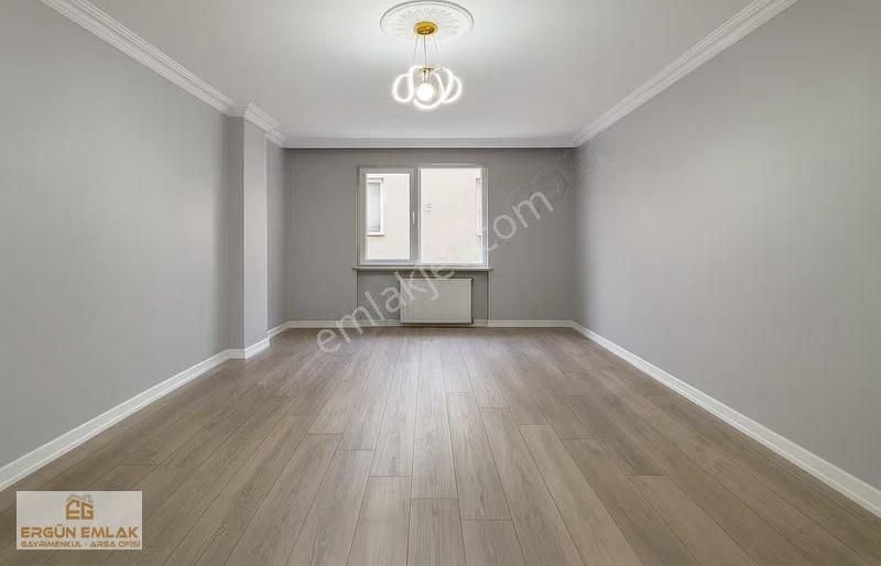 Bahçeşehir Lokasyonunda 2+1 Geniş Cadde Üstü Daire