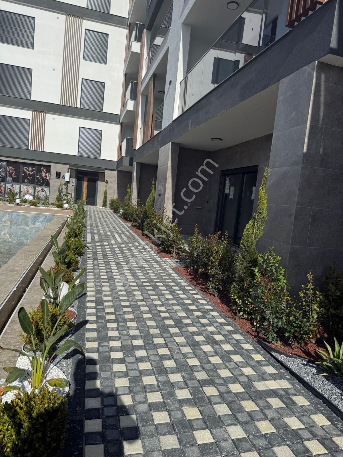 Kuşadası Merkezde Garaj Arkası 2+1 Lüks Daire - Görsel 6