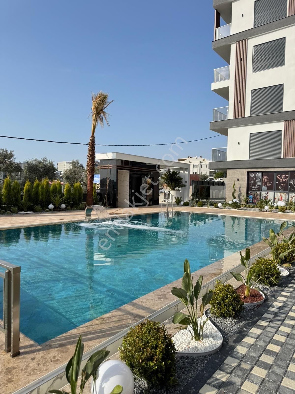 Kuşadası Merkezde Garaj Arkası 2+1 Lüks Daire