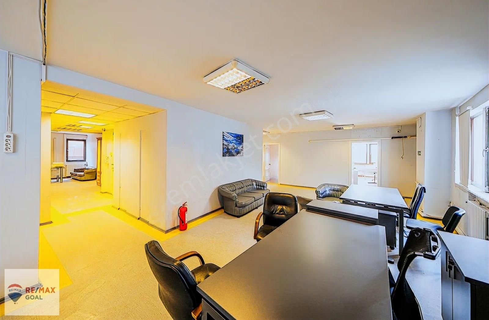 Karaköy Kemeraltı'nda Tramvay Hattı Üstü Hazır Kiralık Ofis Katı - Görsel 24
