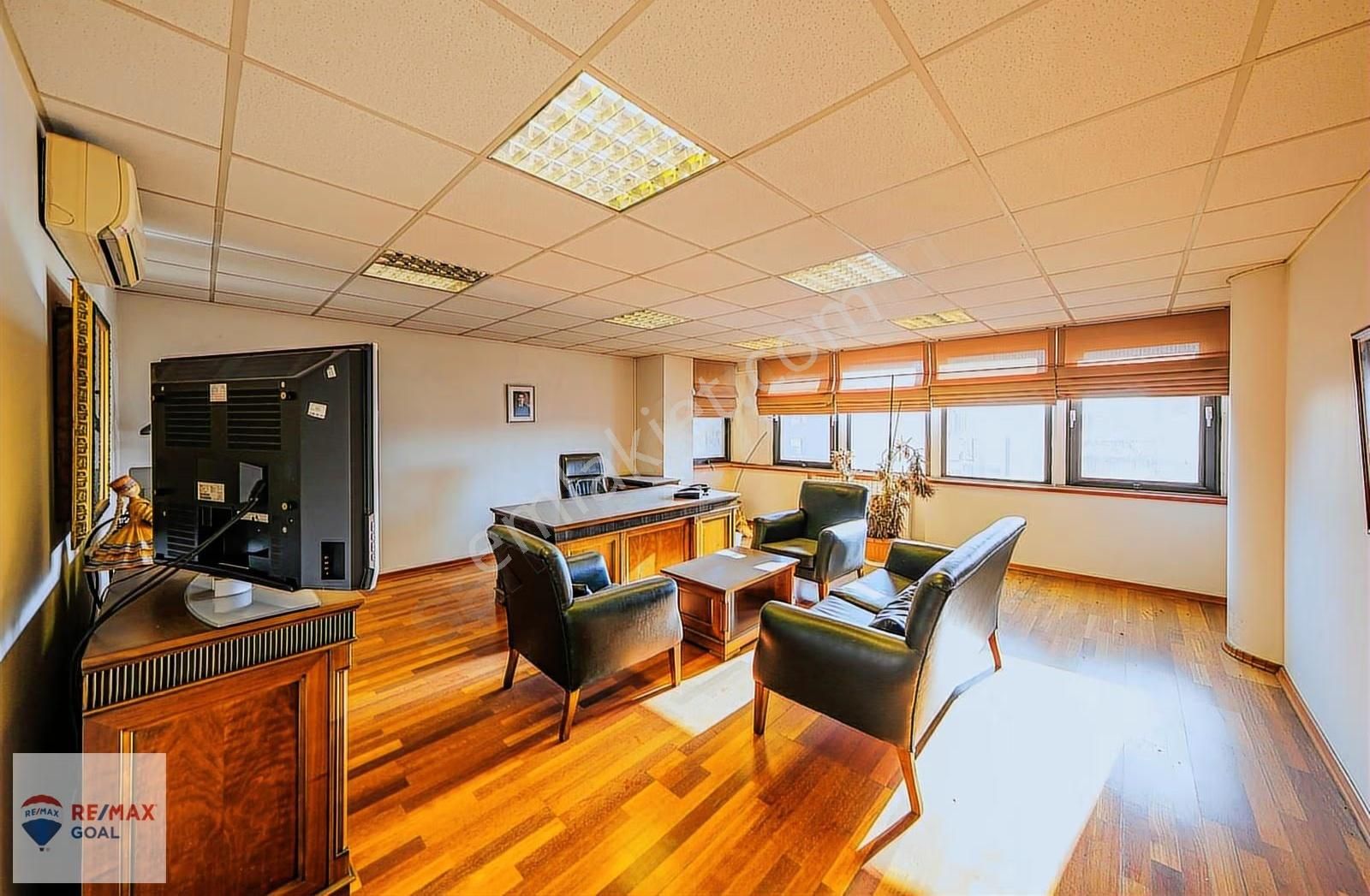 Karaköy Kemeraltı'nda Tramvay Hattı Üstü Hazır Kiralık Ofis Katı - Görsel 13