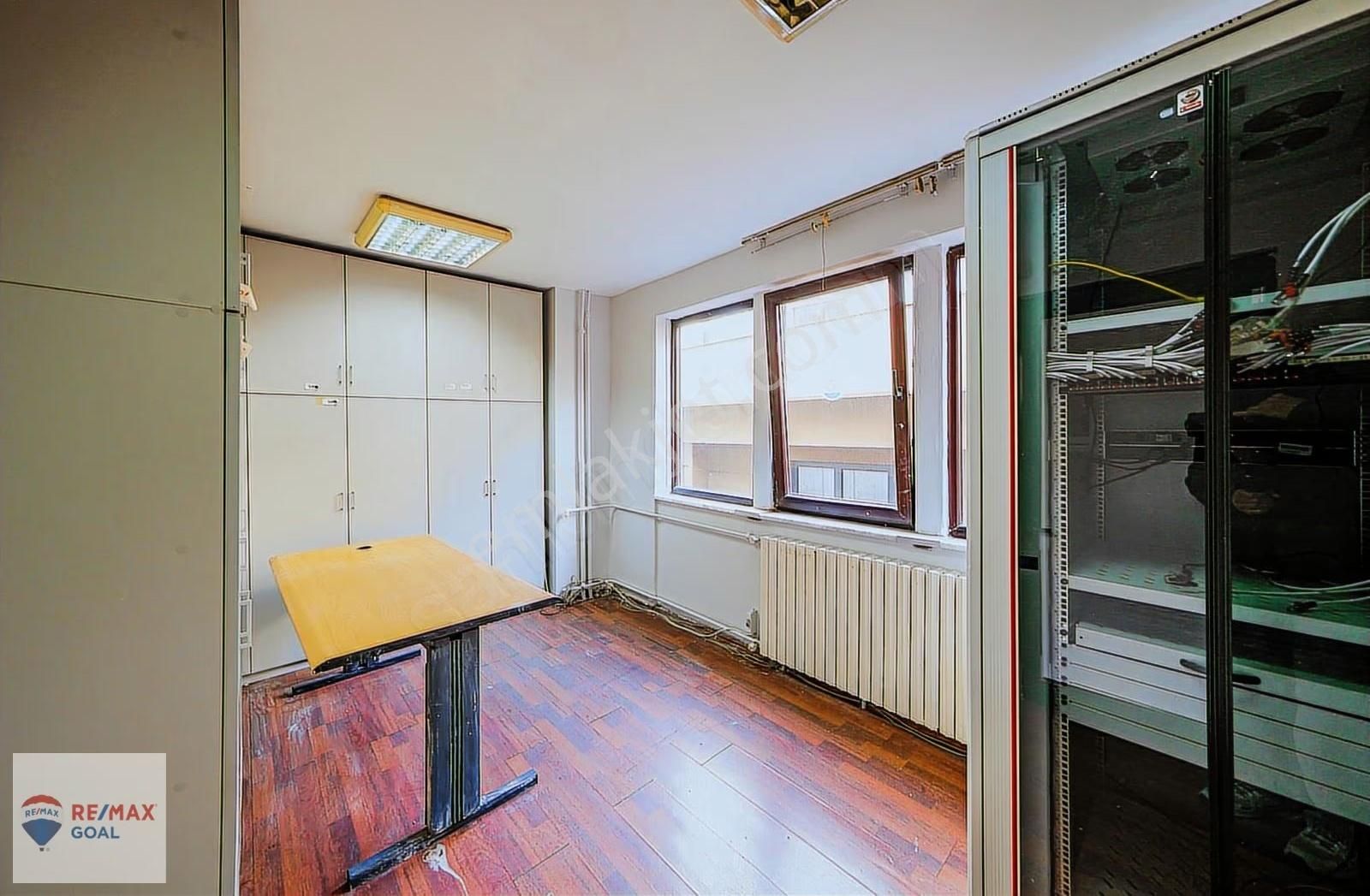 Karaköy Kemeraltı'nda Tramvay Hattı Üstü Hazır Kiralık Ofis Katı - Görsel 25
