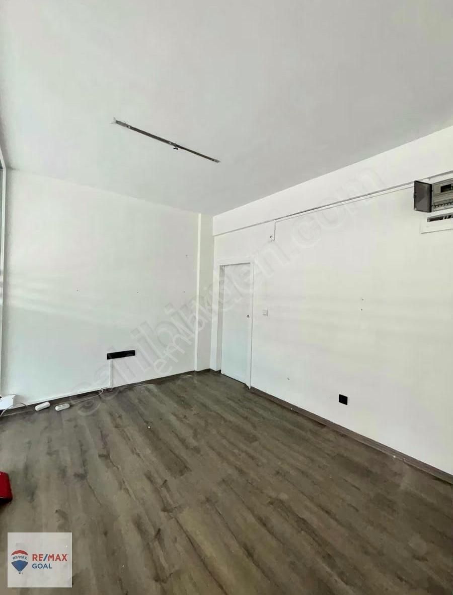 Koşuyolu Caddesinde Ofis Ve Mağaza - Görsel 13