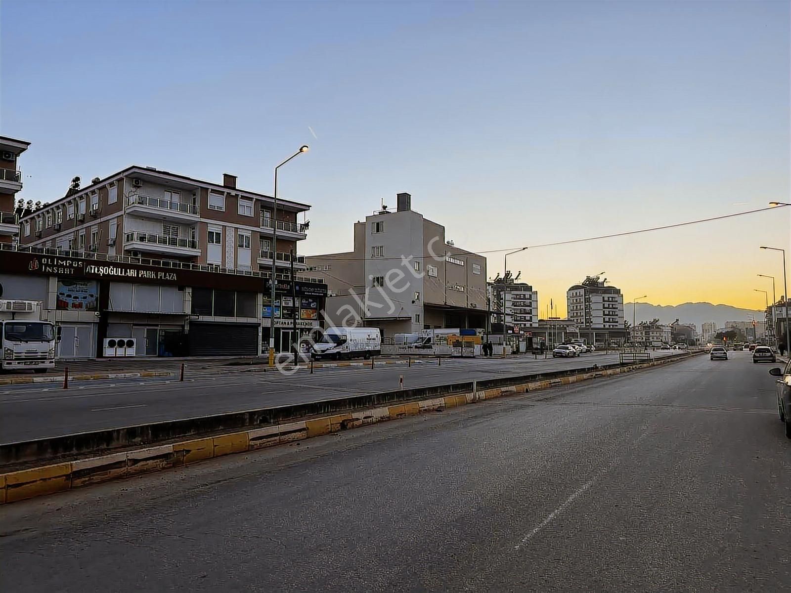 Hüsnü Karakaş'ta Satılık Cadde Üzeri Köşe Dükkan