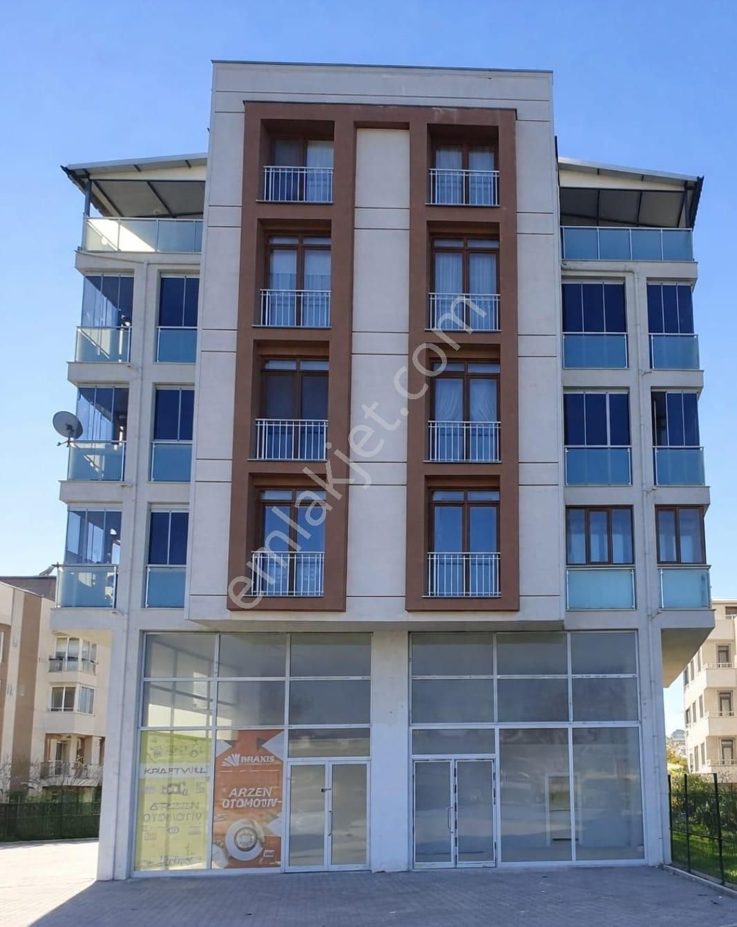 Re/max Advantage'den Panayır'da 3 Cepheli Köşe Kiralık Dükkan