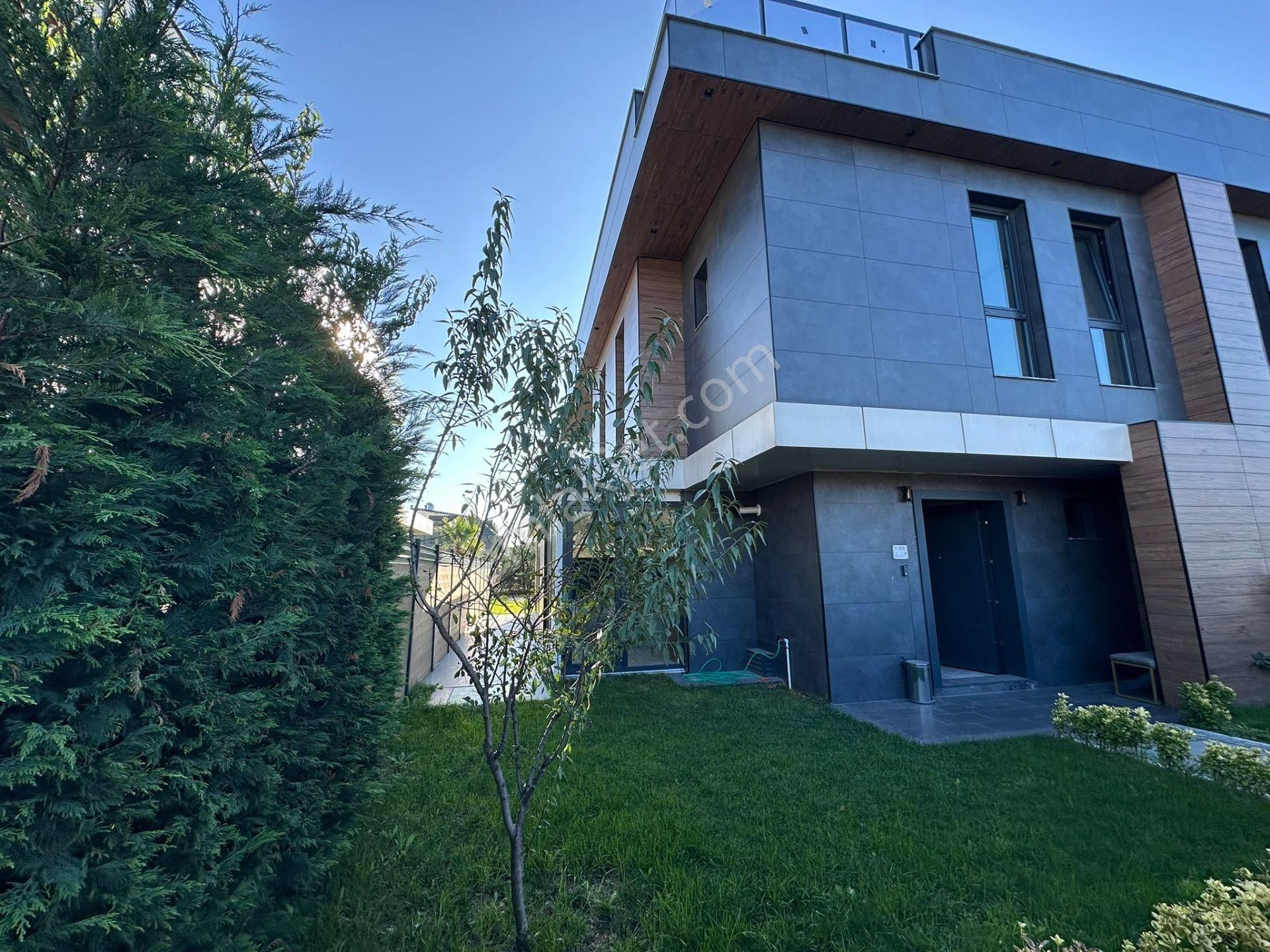 Beylikdüzü Gürpınar Da Site İçinde Triplex 7+2 Lüx Sıfır Villa - Görsel 4
