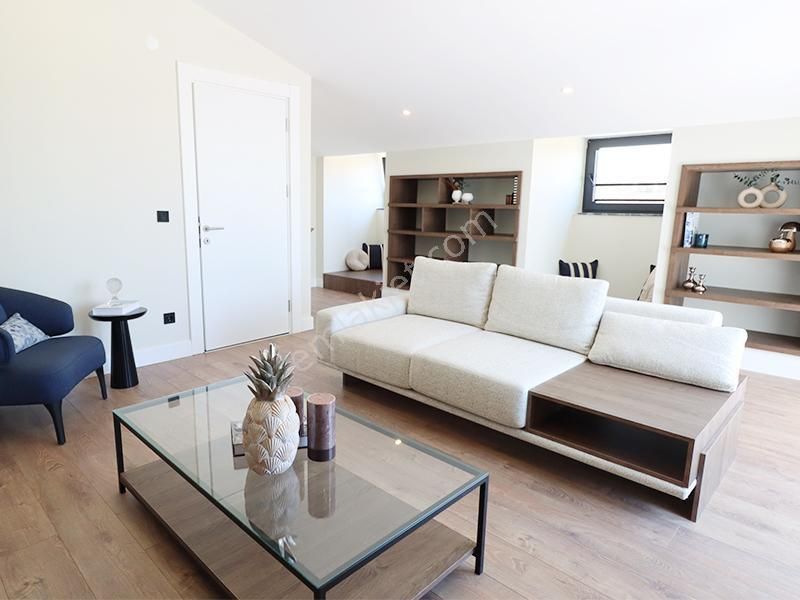 Beylikdüzü Gürpınar Da Site İçinde Triplex 7+2 Lüx Sıfır Villa - Görsel 14