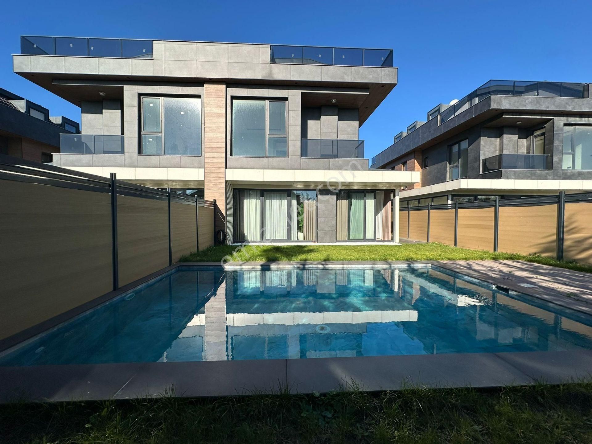 Beylikdüzü Gürpınar Da Site İçinde Triplex 7+2 Lüx Sıfır Villa - Görsel 25