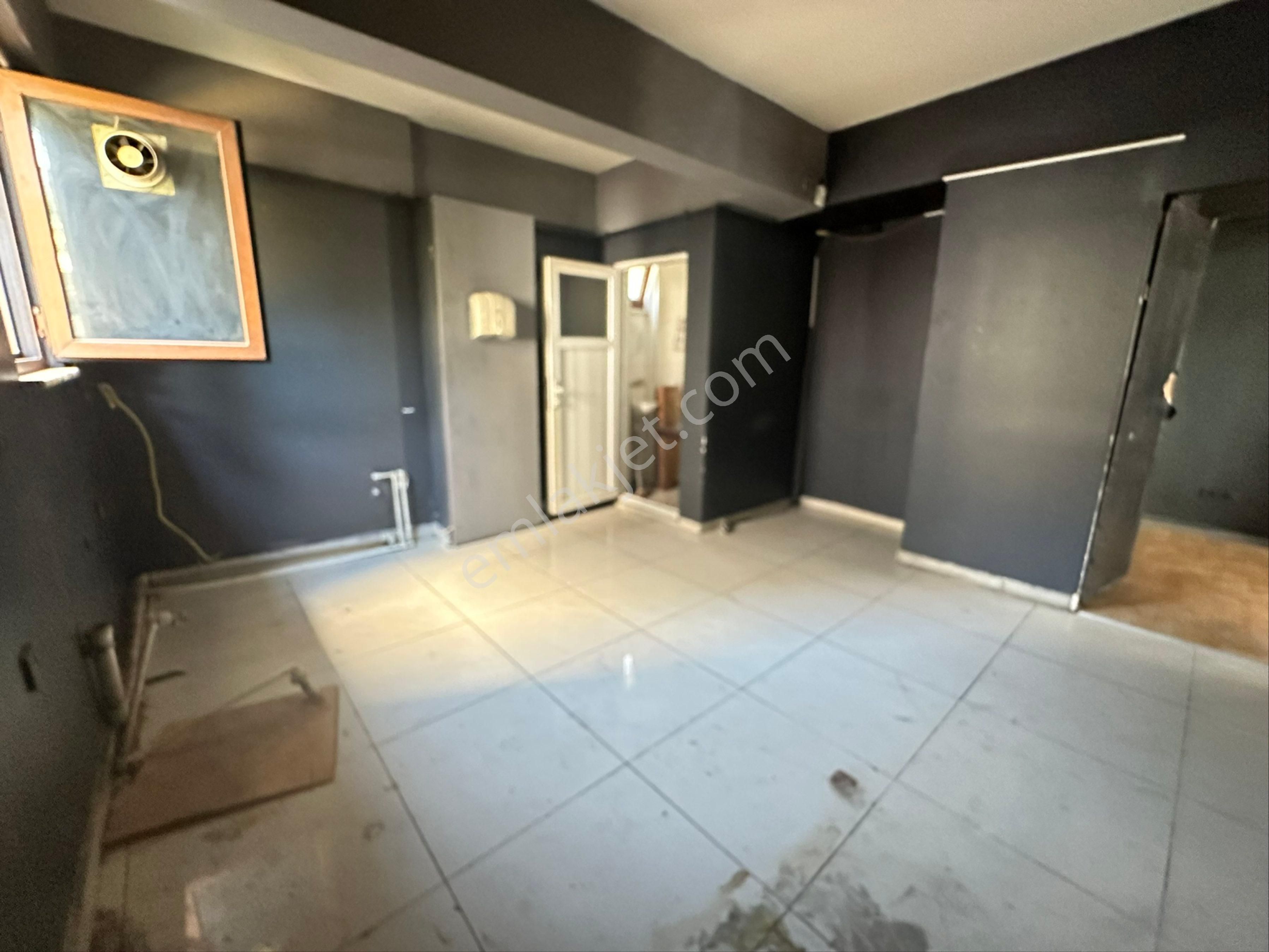 Merkezi Lokasyonda | Metroya Yakın | 200 M² Depolu | Prestijli Dükkan - Görsel 2