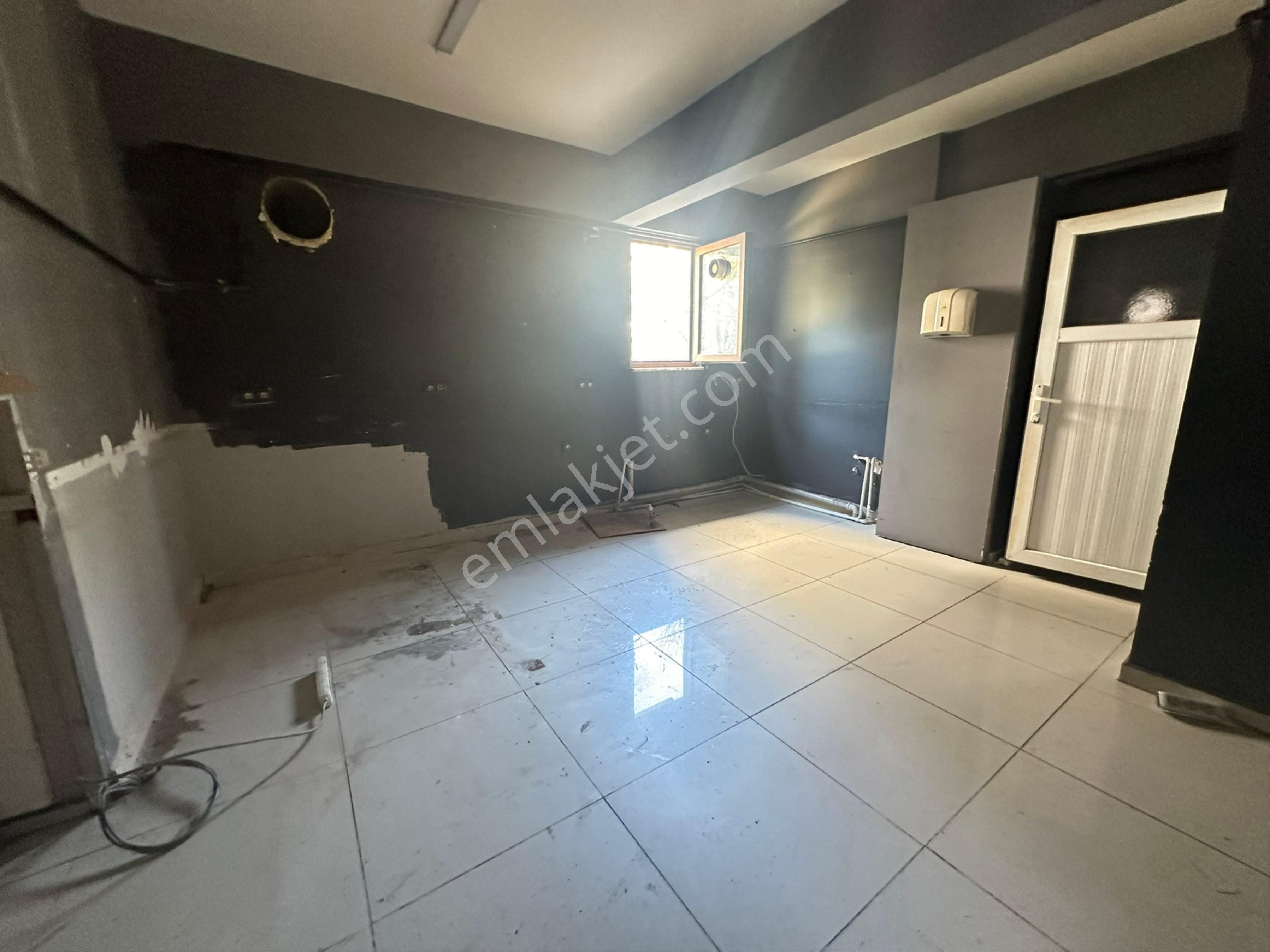 Merkezi Lokasyonda | Metroya Yakın | 200 M² Depolu | Prestijli Dükkan - Görsel 17