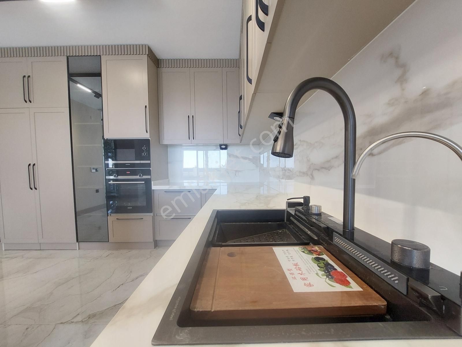 Narlı'da,650m2 Arsa İçinde Eşşiz Mimarili Havuzlu 6+1 Lüks Villa - Görsel 34