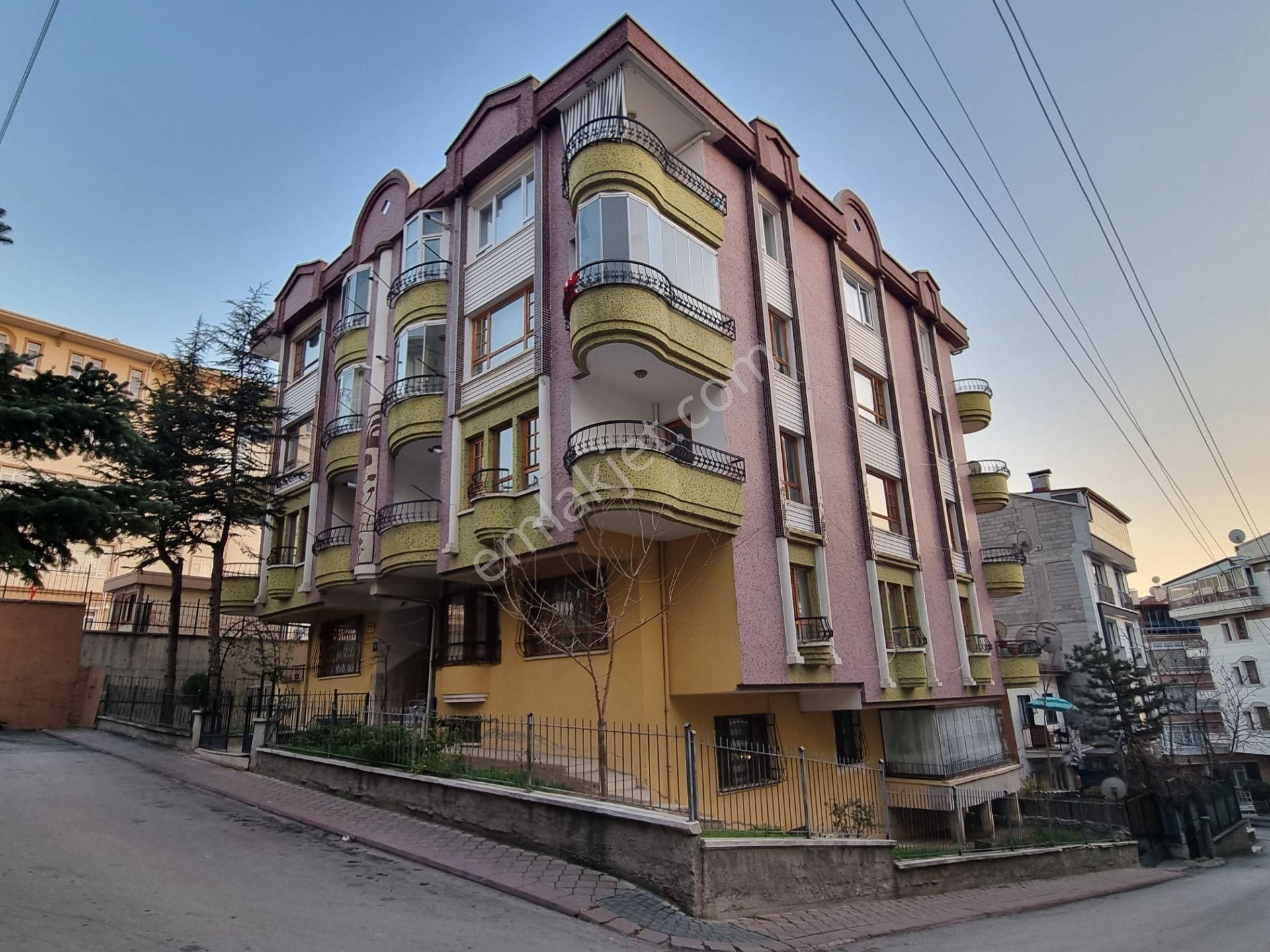 Kardeşler'de 3+1 Ara Katta Köşe Başı Açık Cephe Kombili 3balkonlu