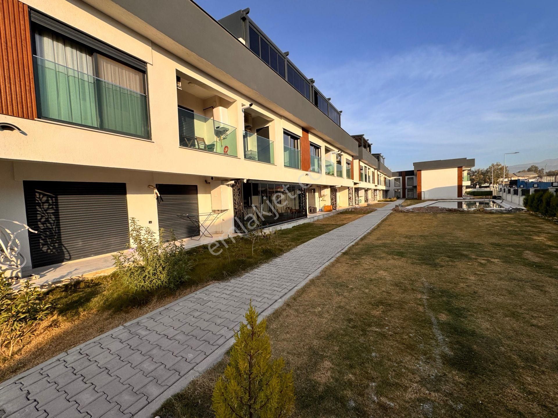 Bornova Havuzlu Sitede Eşyalı Kiralık 1+1 Daire