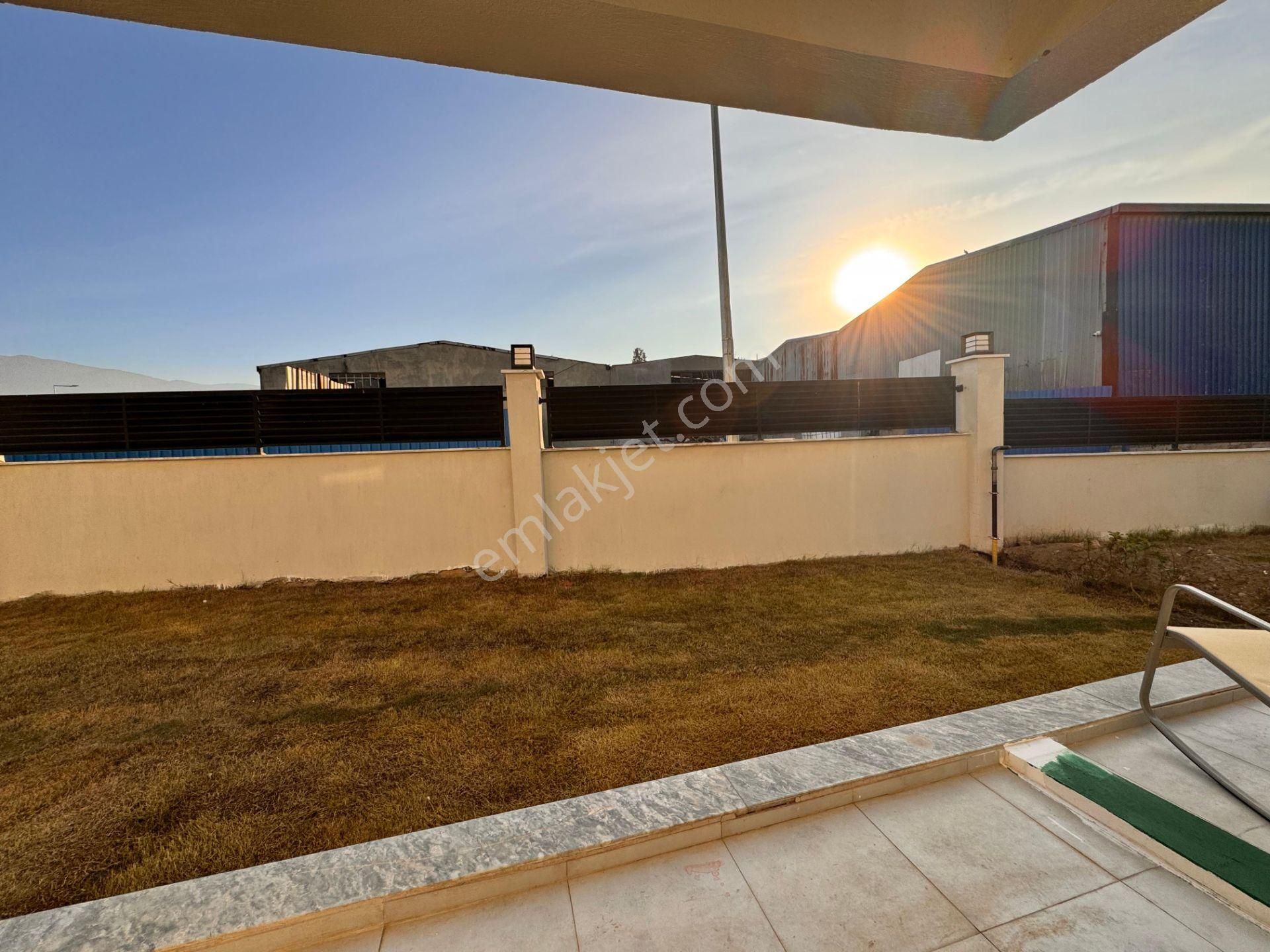 Bornova Havuzlu Sitede Eşyalı Kiralık 1+1 Daire - Görsel 17