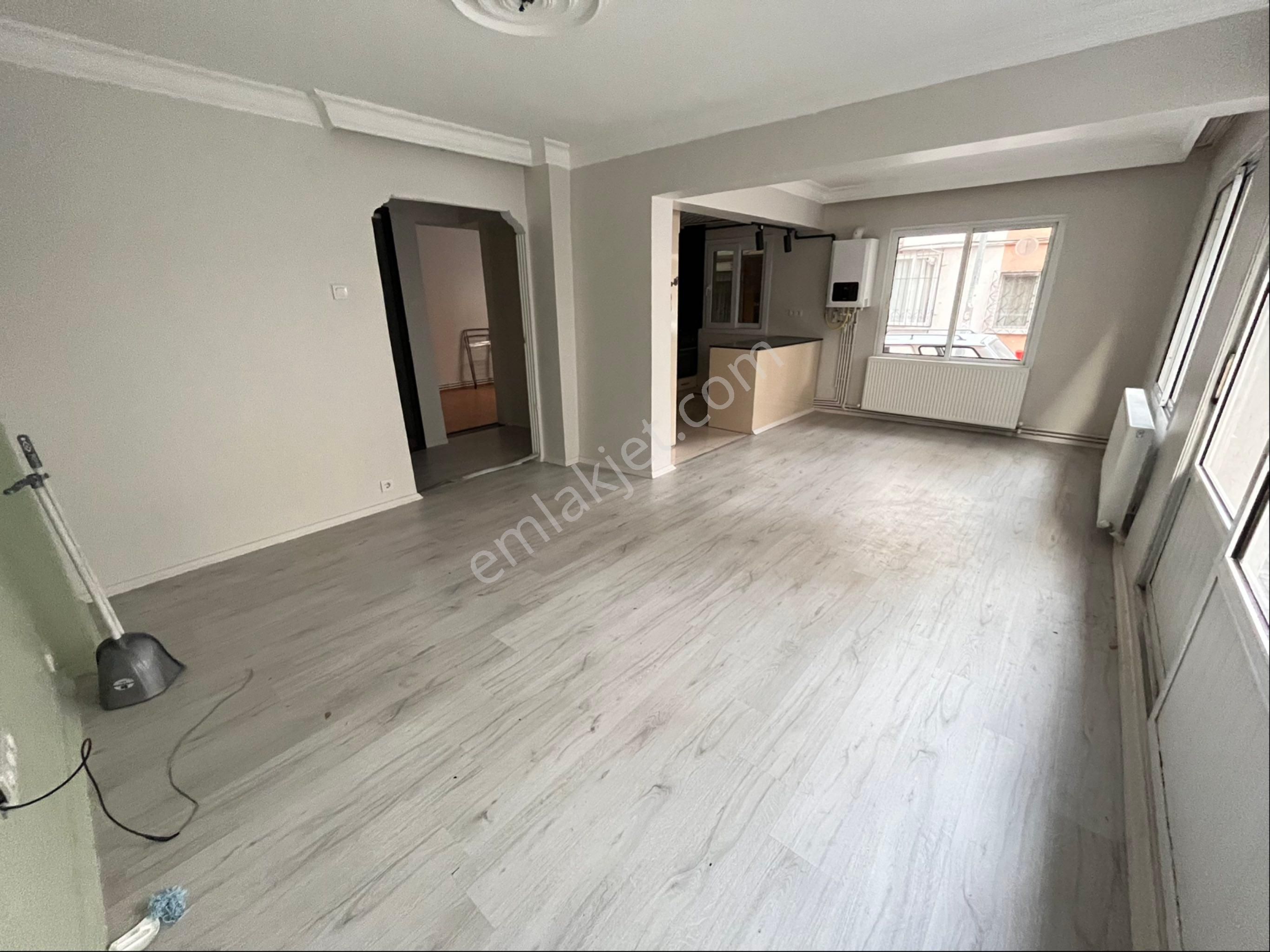 Göztepe Güzelyalıda 85m2 Yüksegiriş Köşe Ferah Daire - Görsel 4