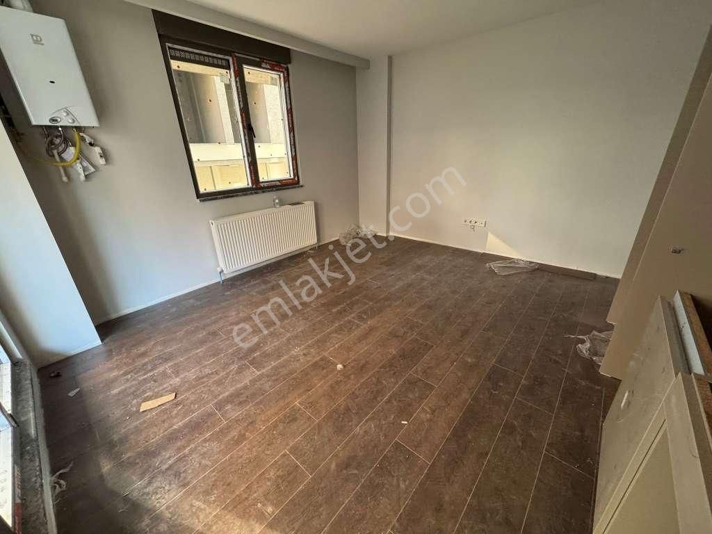 Küçükyalıda Ulaşıma Yakın Ön Cephe Bahçeli Lüks 1+1 - Görsel 16