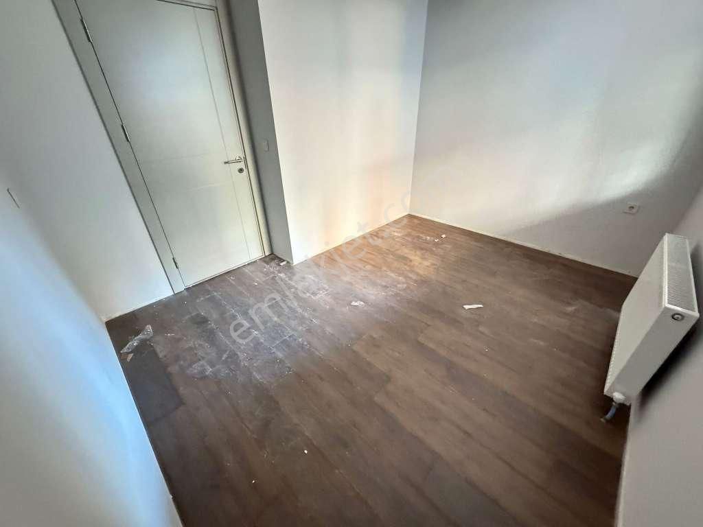 Küçükyalıda Ulaşıma Yakın Ön Cephe Bahçeli Lüks 1+1 - Görsel 14