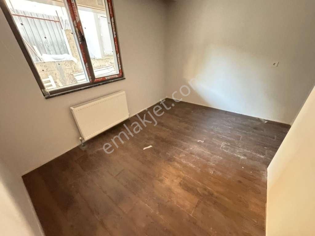 Küçükyalıda Ulaşıma Yakın Ön Cephe Bahçeli Lüks 1+1 - Görsel 17