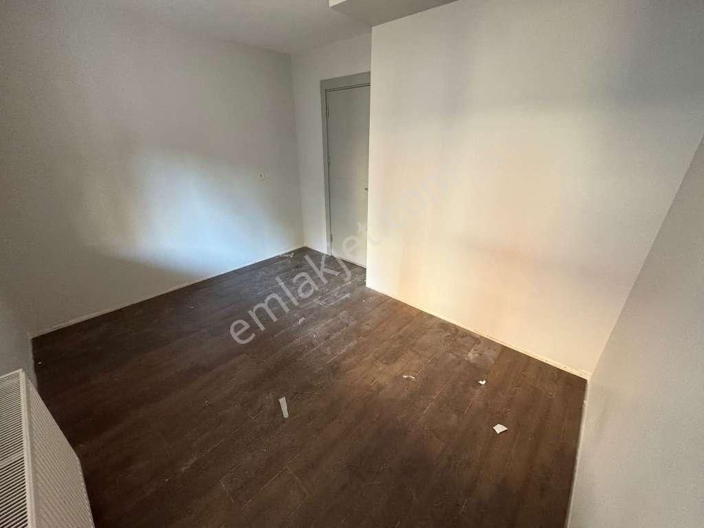 Küçükyalıda Ulaşıma Yakın Ön Cephe Bahçeli Lüks 1+1 - Görsel 13