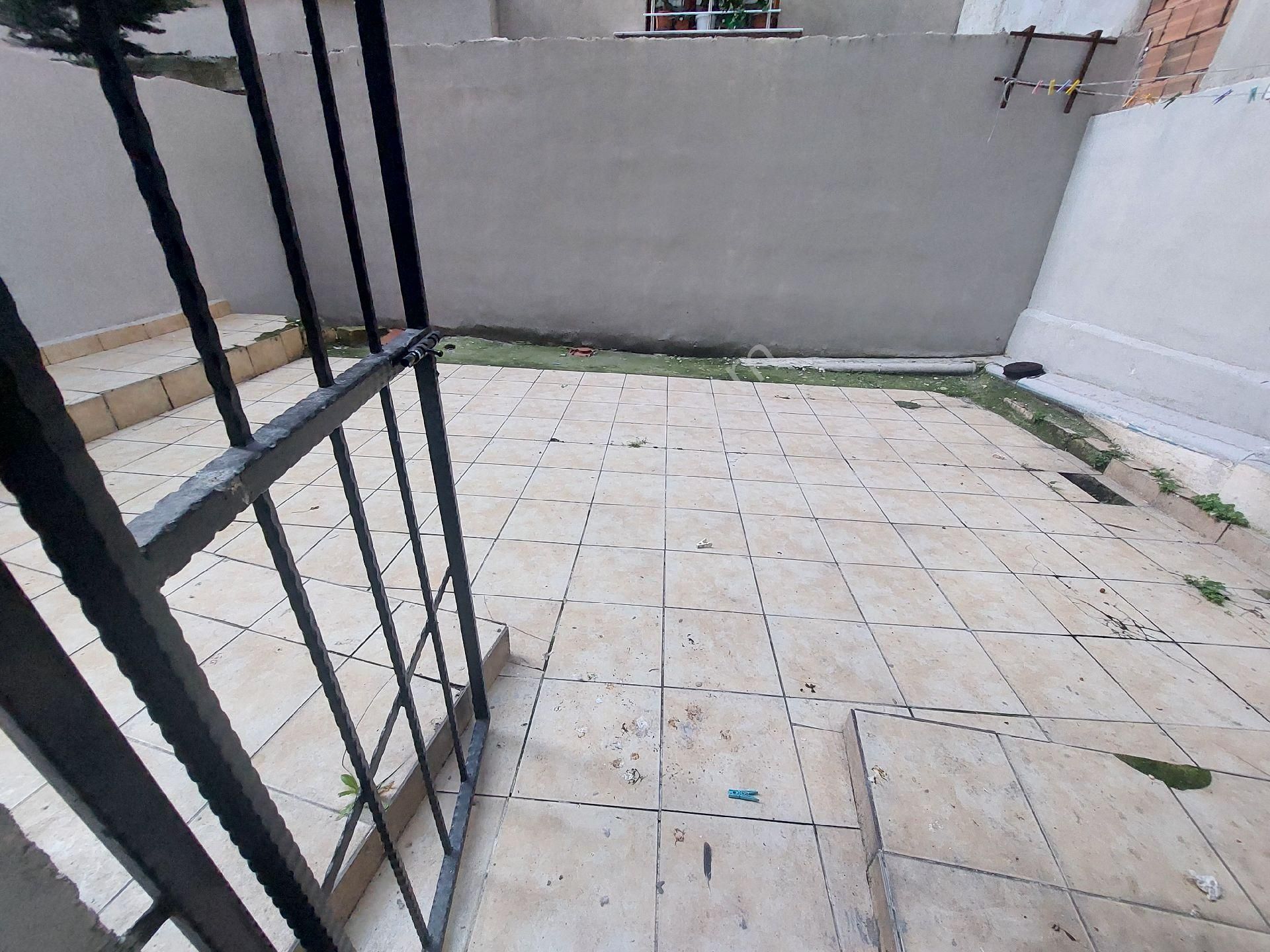 Gazi Osmanpaşa Küçükköy Yeni Mah Satılık Kot.2.bodrum Katı. 2+1 80 M2