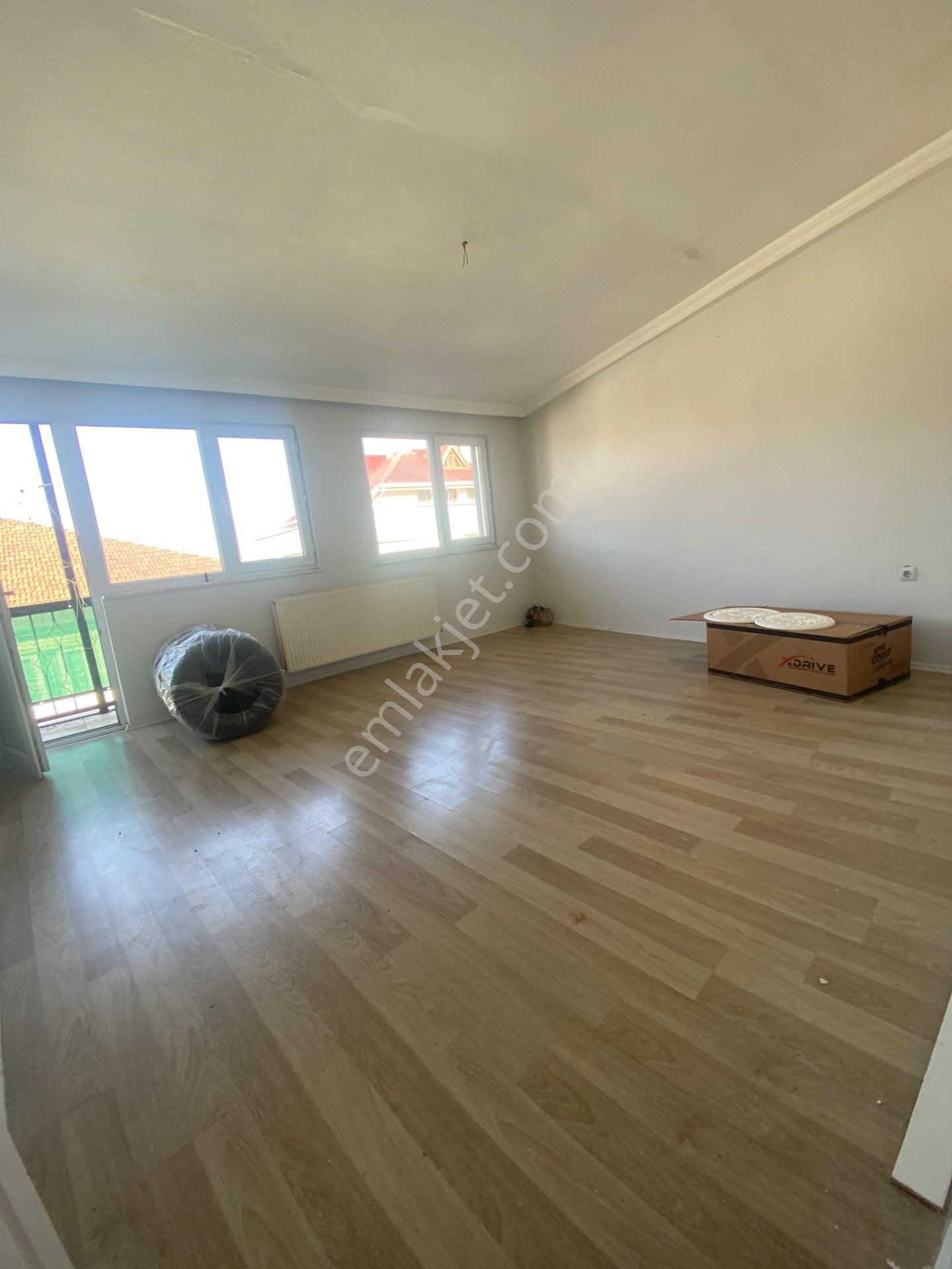 Emirsultanda Asansörlü Çift Cephe 2 Balkon 2 Banyo 2+1 Kiralık Daire - Görsel 3