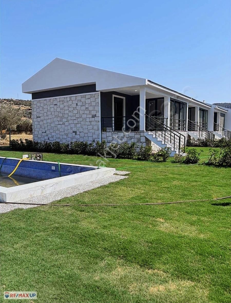 Urla Balıklıovada Köşe Parsel Tek Katlı Yaşam