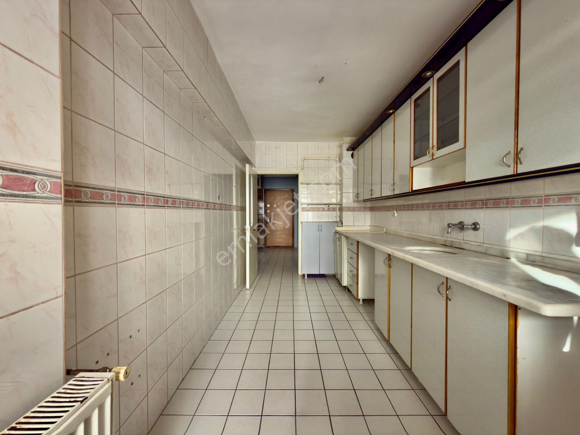 Kalecik Emlak'tan Merkezi Konumda Ara Kat Güney Cephe 3+1