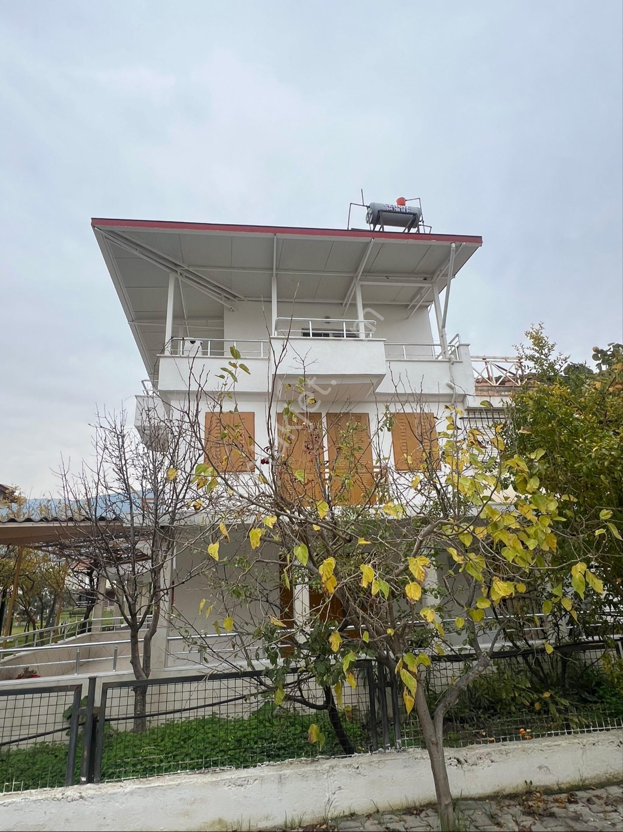 Kuşadası Güzelçamlı’da Denize 200 Metre Mesafesinde Köşe Konumlu Villa Çok Acil Satılık - Görsel 6