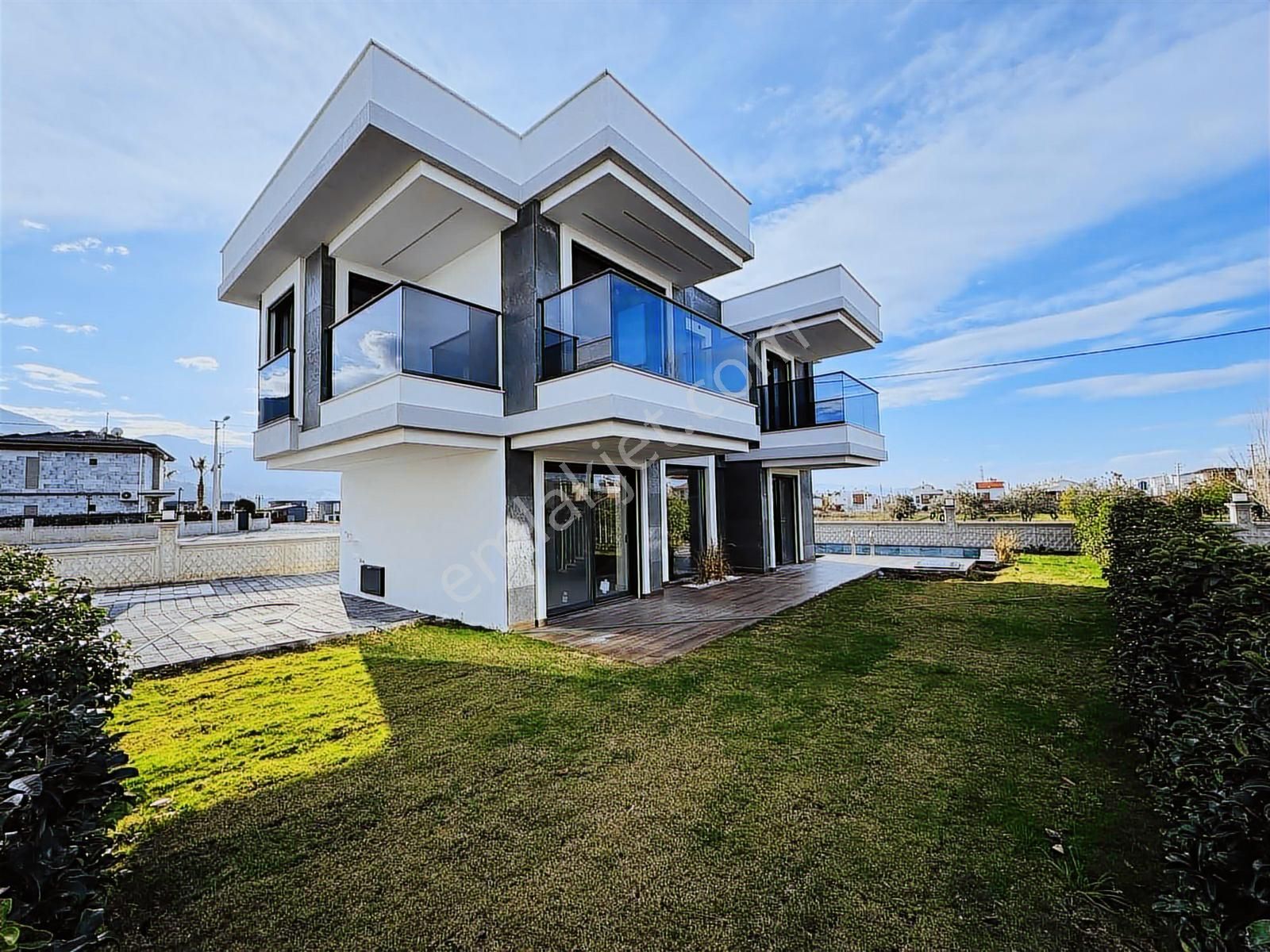 Kuşadası Güzelçamlı'da Tek Müstakil Havuzlu Satılık 3+1 Villa