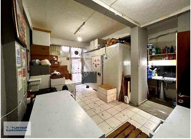 Mithatpaşa Cad. Üzerinde Tarihi Asansör Sokağına Paralel Dükkan