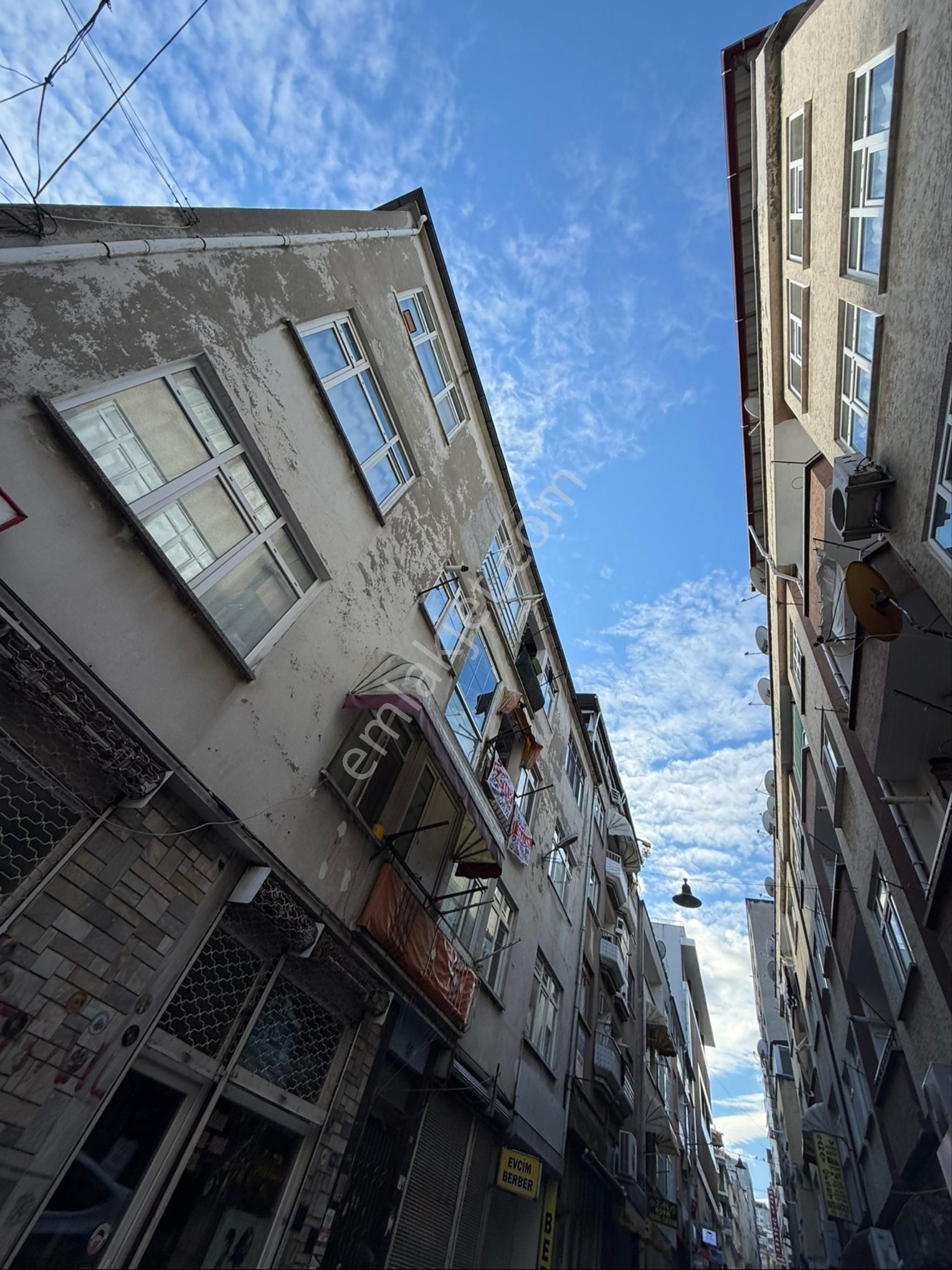 Gazi Caddesi Civarında İci Temiz Satılık Daire