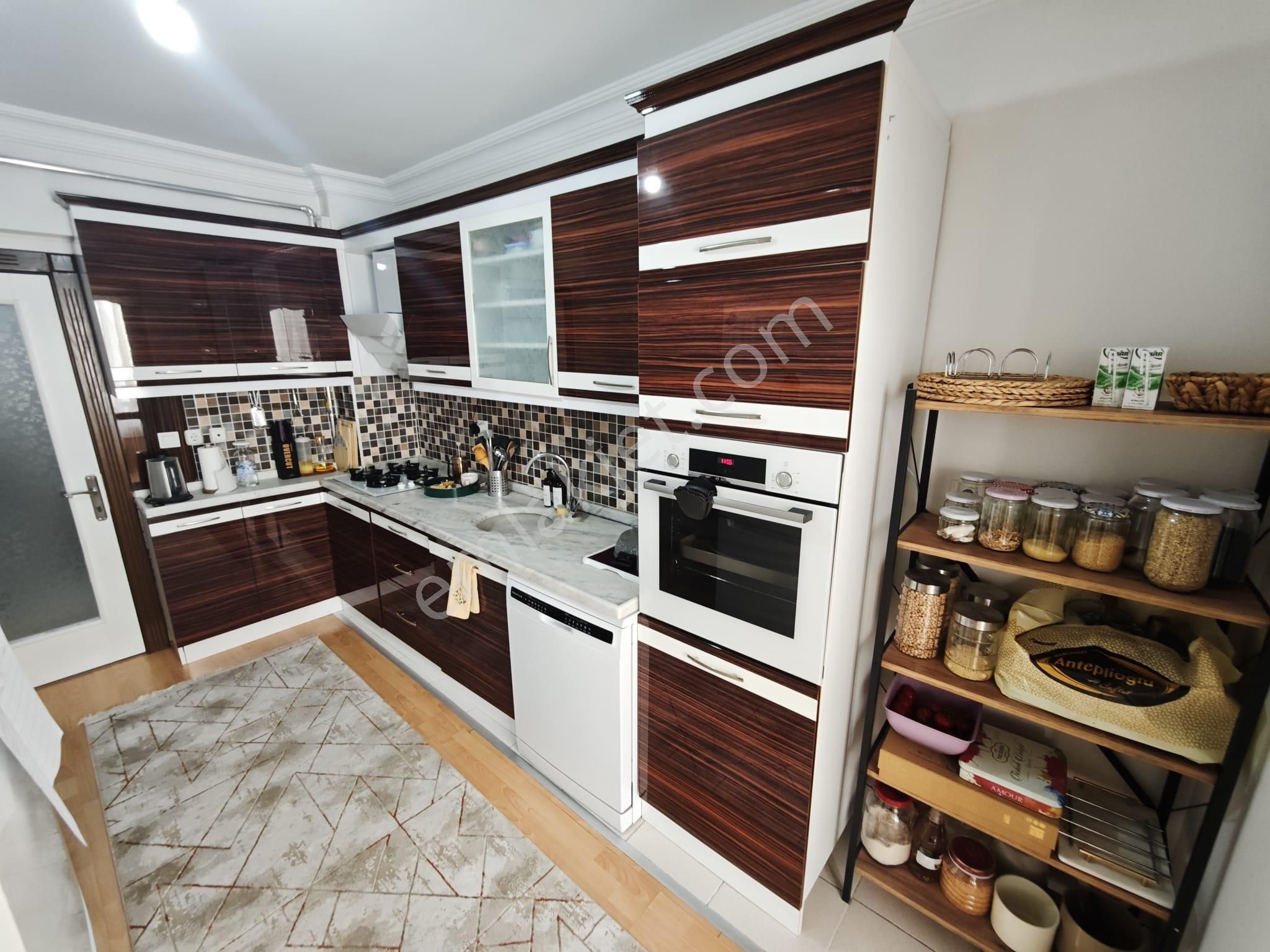 Lider Emlak'tan Güneşevlerde **merkezde** 3+1 Satılık Daire