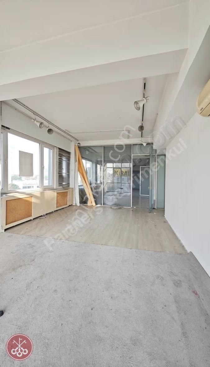 Balmumcu Barbaros Bulvarın Da 135 M2 Manzaralı Otoparklı Ofis - Görsel 8