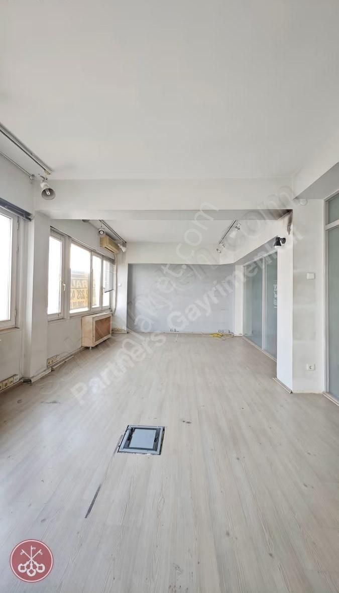 Balmumcu Barbaros Bulvarın Da 135 M2 Manzaralı Otoparklı Ofis - Görsel 16