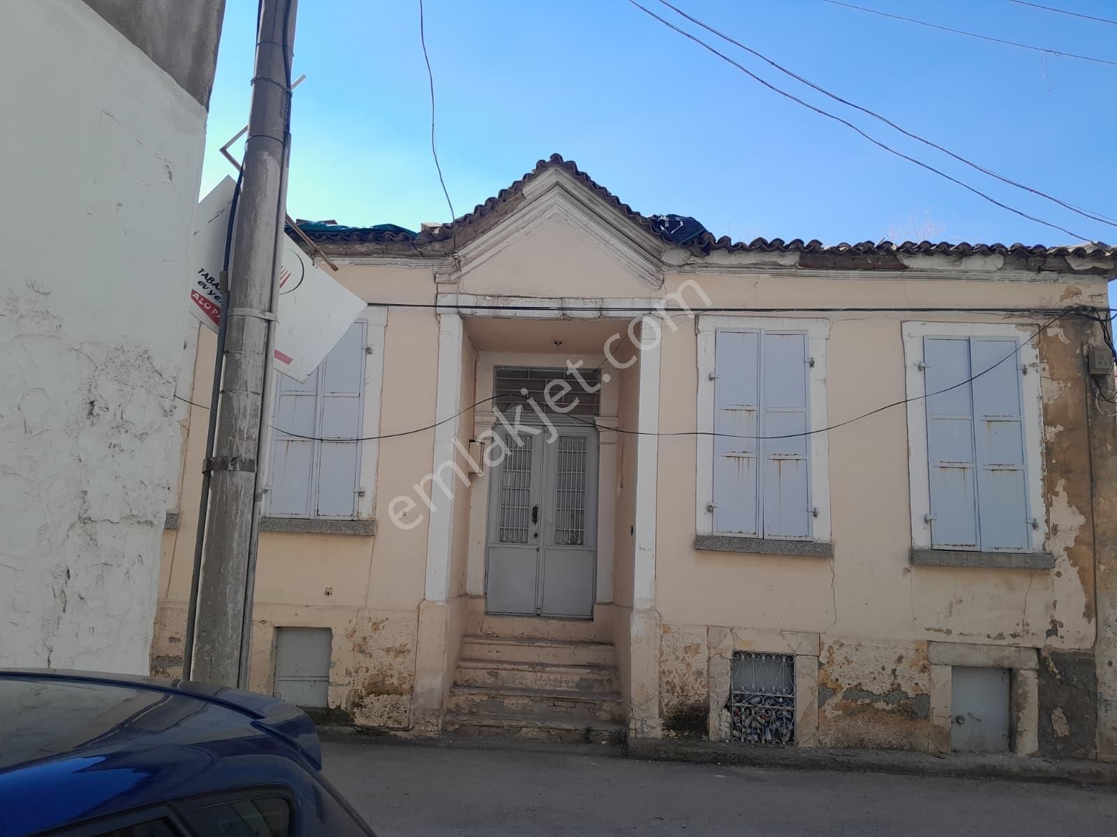 Menemen Merkezde Tarihi Dokuya Sahip 275 M2 Satılık Bahçeli Ev - Görsel 2