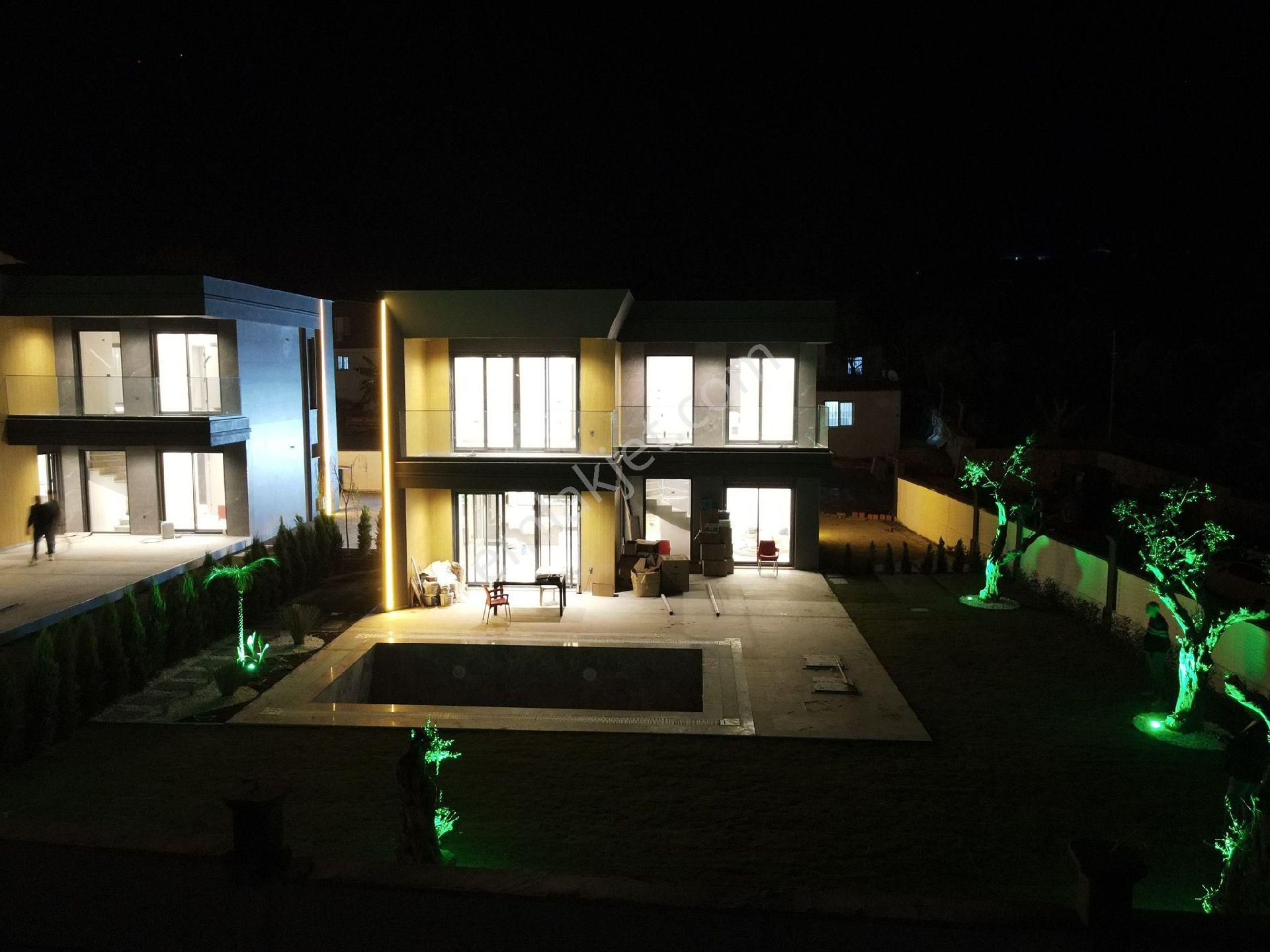 Kuşadası Merkezde 5+2 Özel Havuzlu Müstakil Bahçeli Müstakil Villa