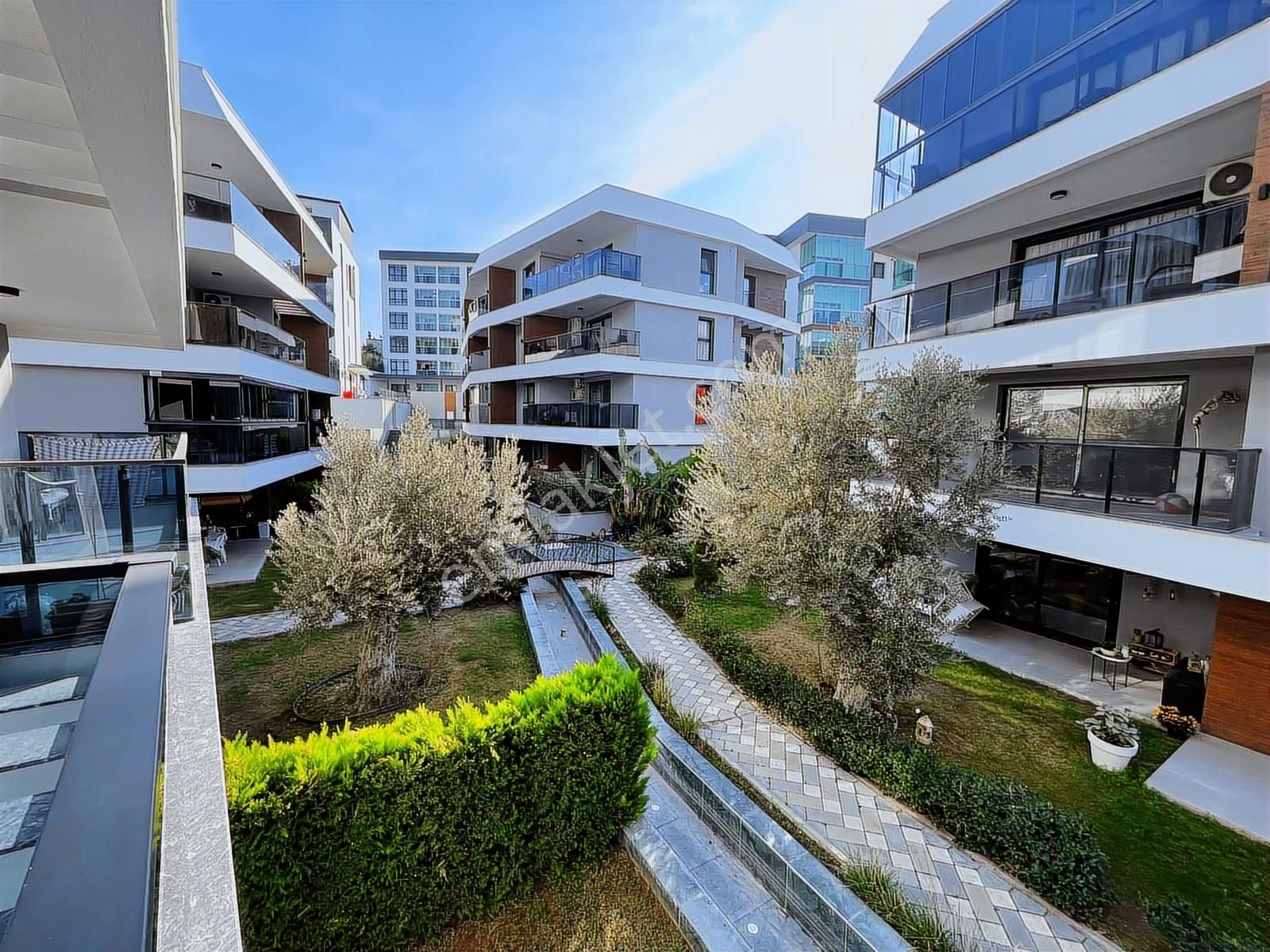 Kuşadası Merkezde Full Eşyalı Satılık 1+1 Yatırımlık Daire! - Görsel 2