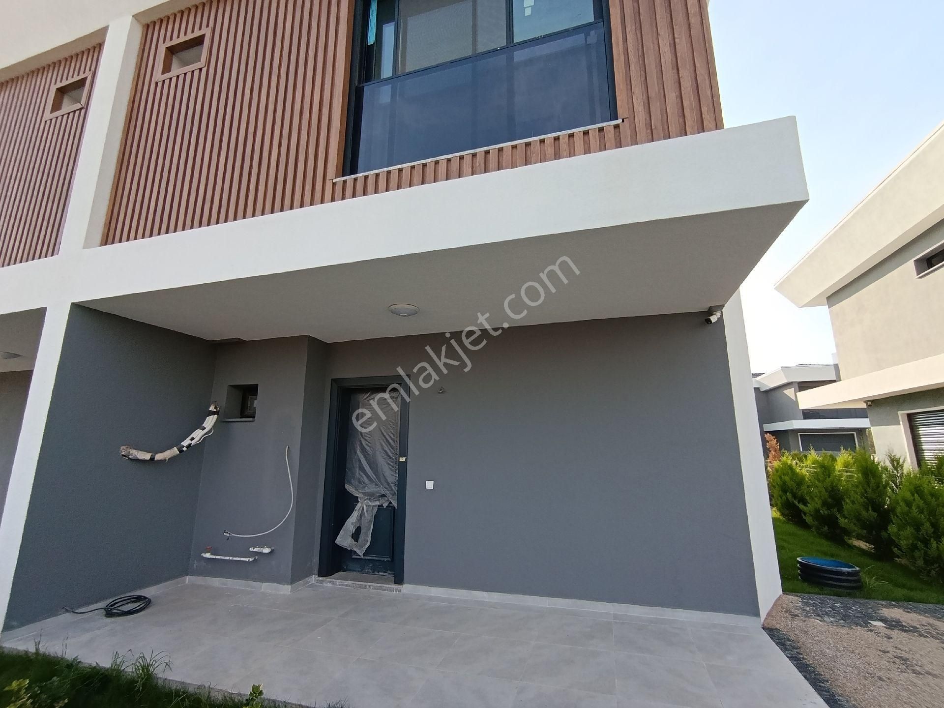 Kuşadası Davutlar'da Müstakil Havuzlu Yeni Projede 3+1 Satılık Villa - Görsel 2