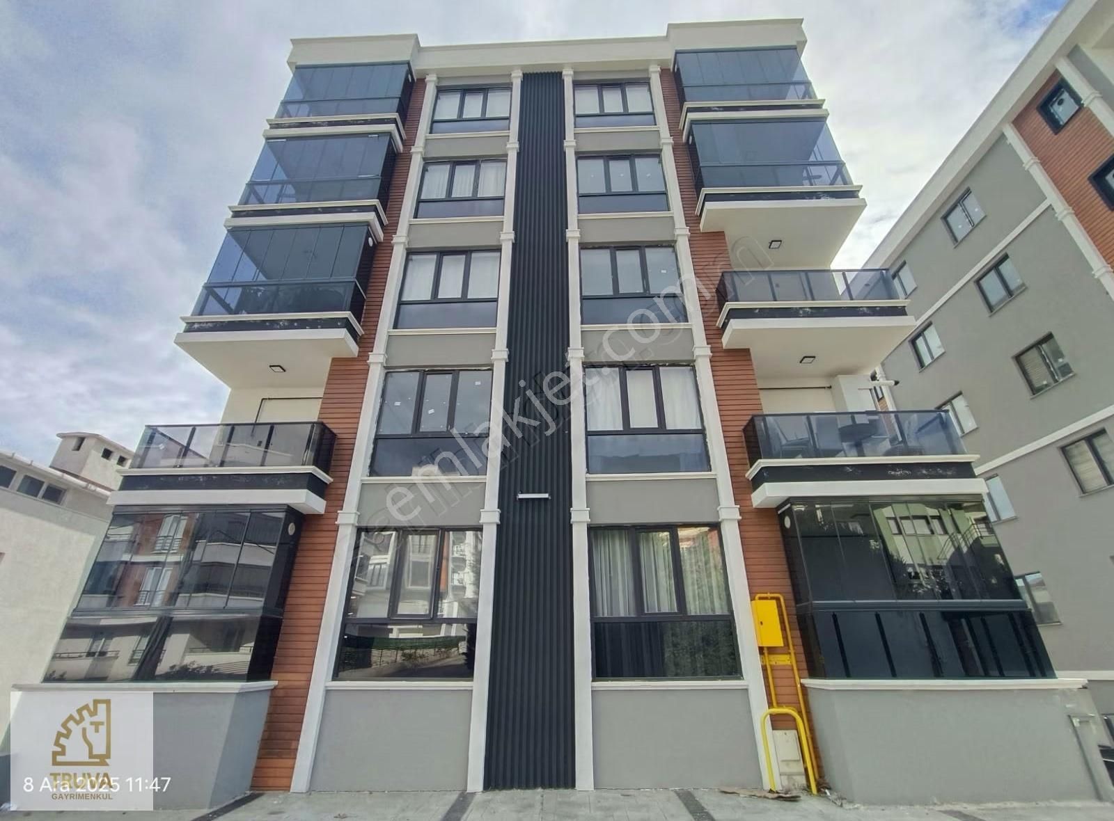 Truva/ahmet Kömürcüden Körfez'de Tramvaya Yakın Eşyalı 1+1 Daire