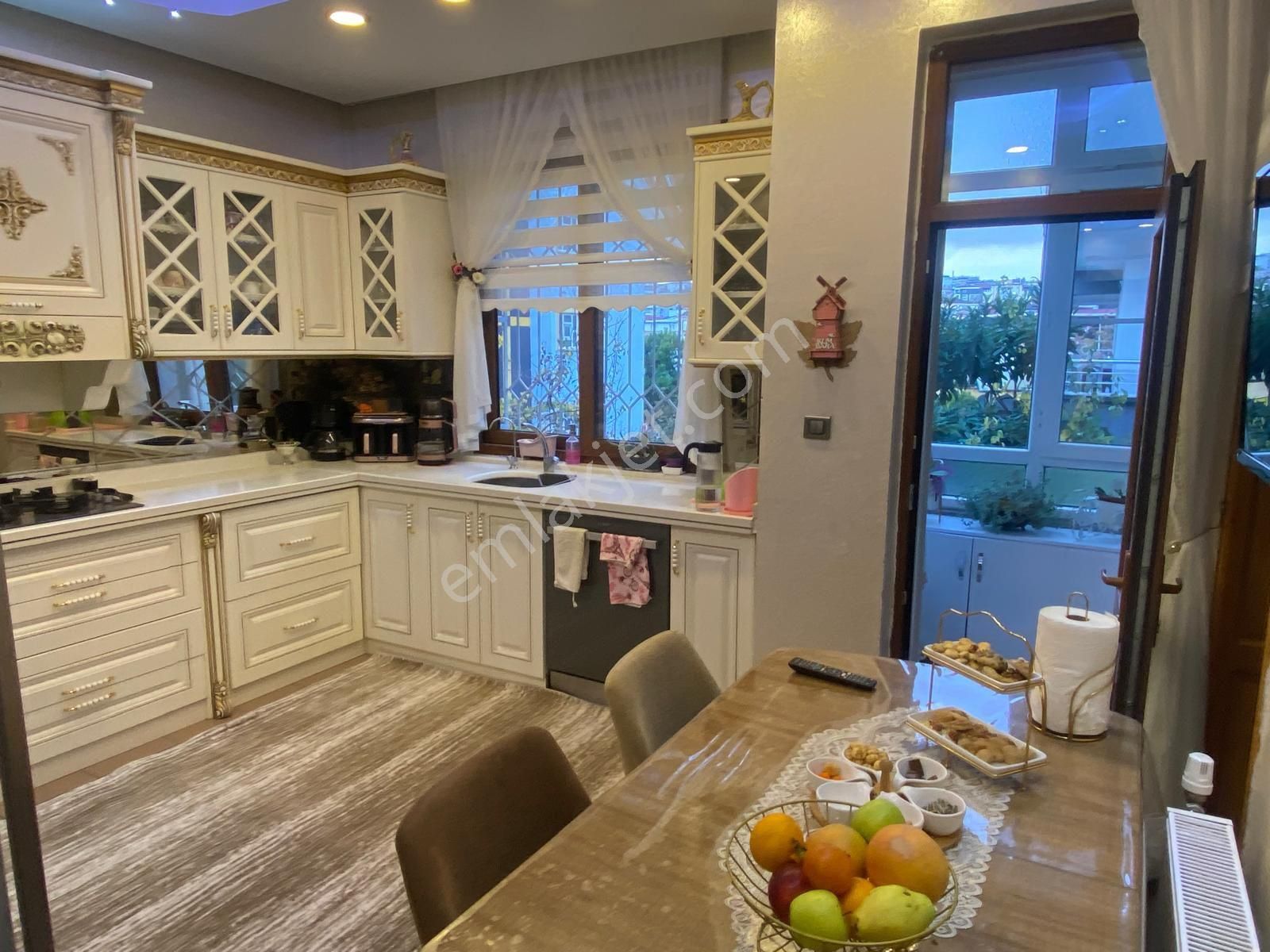 Tugayda 4 Katlı Acil Satılık Villa - Görsel 4