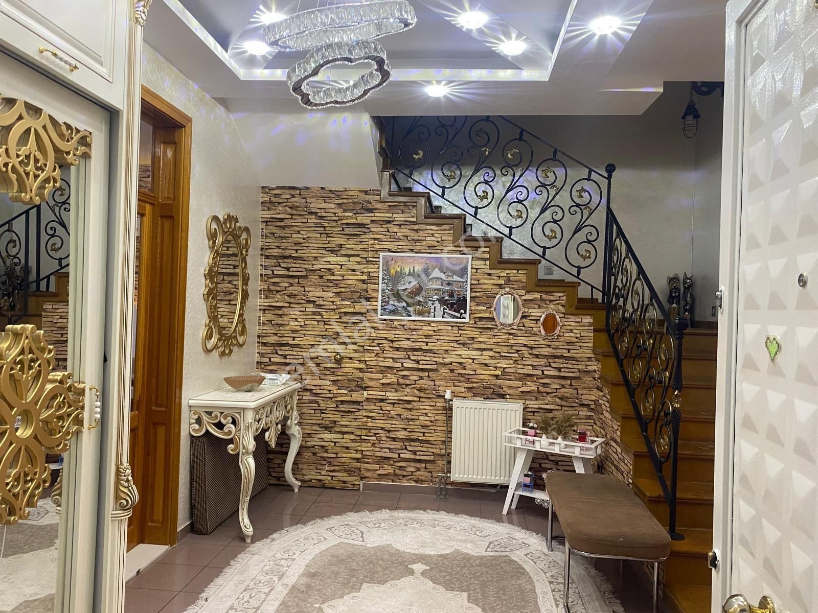 Tugayda 4 Katlı Acil Satılık Villa - Görsel 3