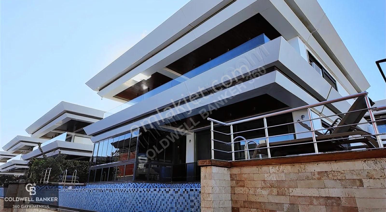 Urla İskele'nin En Elit Sitesinde Satılık Özel Tasarım Villa - Görsel 2