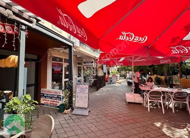 Kaş Merkezde Yanyana 2 Dükkan Toplam 60 M²