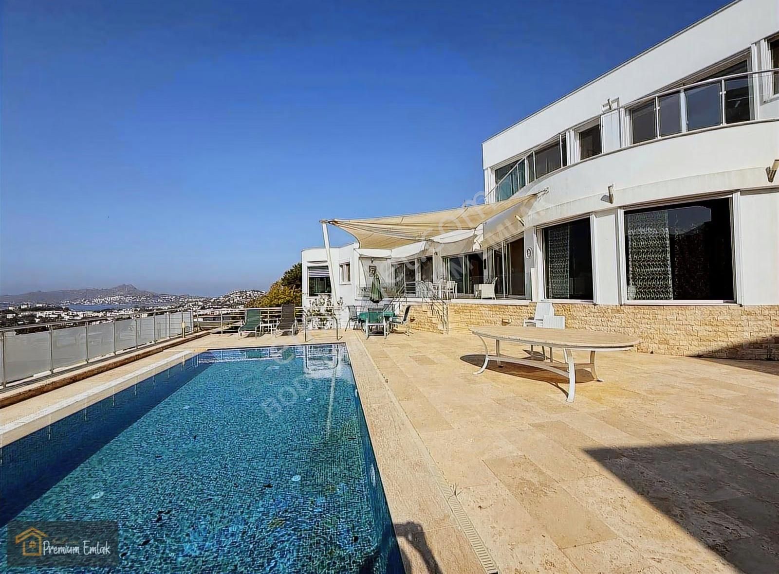 Yalıkavakta Deniz Manzaralı Müstakil Havuzlu 9+3